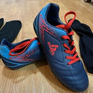 Brava Soccer Shoes Boys 3.5 D Blue & Red NEW Without Box and 2 pr soccer socks